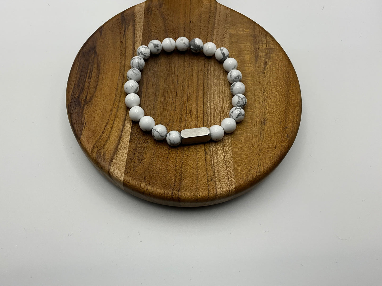 White howlite beaded stone bracelet