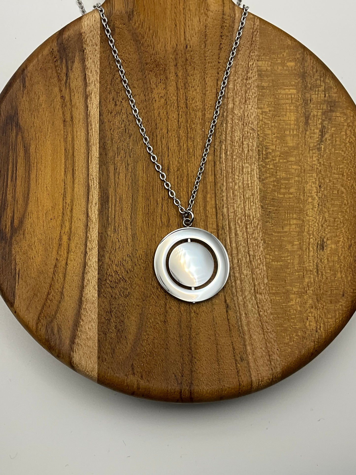 Spinning circle necklace silver